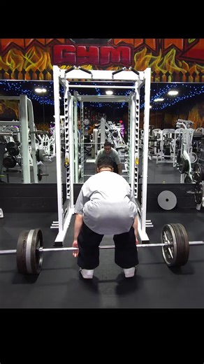 I had to use a seat belt for the 405 and I know my form is bad but I still lifted that shit #gym #bodybuilding #deadlifting #gymtok #gymlife