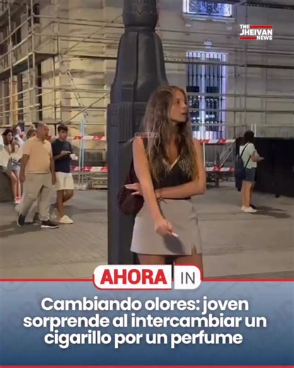 Un curioso y llamativo momento ocurrido en plena vía pública se ha vuelto viral en redes sociales bajo el nombre de “Cambiando olores”. En las imágenes, un joven se acerca a una mujer que fumaba tranquilamente en la calle, le quita el cigarrillo de la mano y, a cambio, le regala un perfume, provocando sorpresa y reacciones encontradas entre quienes presenciaron la escena. El gesto, que fue grabado en video y rápidamente compartido en plataformas digitales, muestra cómo el joven busca transmitir