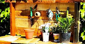 DIY Rustic Potting Bench Using Old Pallets