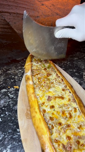 Meşhur Görele Pidecisi on Instagram: "✨Kuşbaşılı Karadeniz Pidesi’nin doyumsuz tadına hazır mısınız ?❤️‍🔥 •Açık Uzun Kuşbaşı Kaşarlı Pide •Ümraniye / İstanbul •10:30-22:30 •0216 521 88 09 / 0534 030 66 61 •Paket Servis - Gel Al Var •Sodexo , Setcard, Multinet ,TokenFlex , Edenred , Metropol •Getir , Yemeksepeti , Trendyol , Migros •Aile Mekanı 🧑‍🧑‍🧒‍🧒 #karadeniz #istanbul #ümraniye #pide #micanoğlu #dünyanınenlezizpidesi #görelepidesi #karadenizpidesi #eniyipide #kuşbaşı #lezzet #mekanöneri