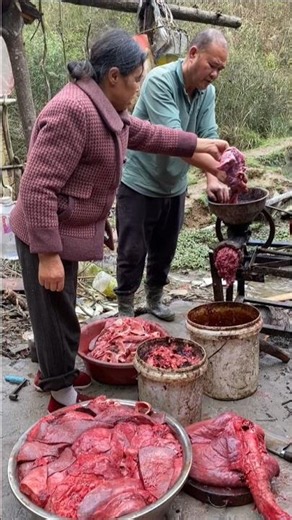 Farm Dog Food Prep: Grinding Pig Lung and Liver and Cooking Nutritious Meals for the Dogs 👀