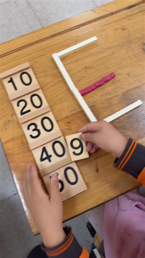 Aysel Erdebil Aydın on Instagram: "Her öğrenci baş harfini onluk ve birlik bloklarını kullanarak modelledi. Bu süreçte: • Harfin şeklini dikkatle incelediler, • Onlukları yön ve uzunluk açısından yerleştirdiler Modelleme süreci boyunca öğrenciler denedi, bozdu, yeniden kurdu. Ortaya çıkan her harf kişisel ve özgün oldu."