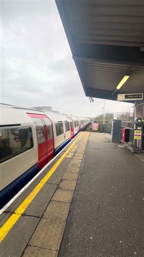 London Underground, Bakerloo Line arriving at station