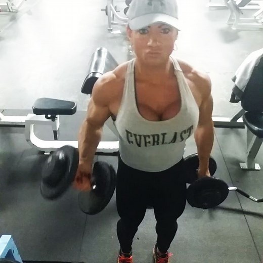 ☠Fit Rockstar☠ Isabelle Turell 🇮🇹🇵🇷 | I love a nice set of dumbbell curls. I find the arms extremely sexy. #biceps #workout #fitrockstar #strength #wingsofstrength #bodybuilding... | Instagram