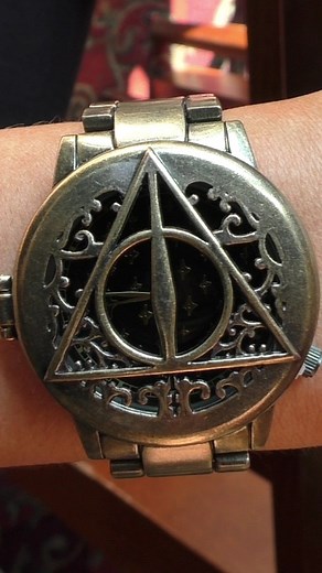 ⚡🕰️ Sumérgete en el encanto mágico con este precioso reloj de las Reliquias de la Muerte de Harry Potter. 👉 emp.me/1I7H 🌌✨ Este exquisito reloj no solo marca el tiempo, sino que también rinde homenaje a las legendarias reliquias. Lleva la magia contigo y deja que cada segundo te transporte al mundo de Hogwarts. 🧙‍♂️🔮 | EMP España