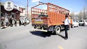 37K views · 981 reactions | As a part of a five-day Training Programme for Traffic Police Personnel in Leh District. Head Constable, Ranjeet Singh, Indore (MP) demonstrated his traffic management skills to the Traffic Wing Police Personnel of Leh. (Traffic Management) (Leh/Ladakh) (Dancingcop) | Dainik Shiv Times | Facebook
