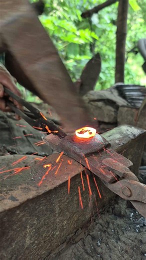 The Master of Fire: Witness Asia's and Europe's Most Incredible Blacksmithing Skills.📍