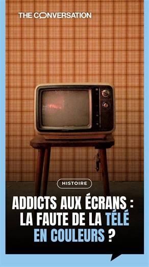 Octobre 1967, le premier programme en couleurs est diffusé sur la deuxième chaîne de l’ORTF (aujourd’hui, France 2). Pourtant, la démocratisation de la télévision couleur a pris de nombreuses années, pour s’imposer à la fin des années 1980 dans quasiment tous les foyers de France, créant une forme de séduction qui se poursuit peut-être aujourd’hui à travers l’addiction aux écrans. 📚 Vidéo basée sur l’article « Addicts à nos écrans : et si tout avait commencé avec la télé en couleurs ? » par Jea