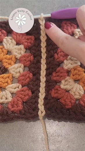 Loopsie Daisy Crochet by Elle on Instagram: "The flat top slip stitch is the quickest and most secure way to attach your squares! Save to try on your next project! Step by step beginner friendly join instructions 👇 Use an accent colour like the demo or the same colour as the boarder for a seamless finish. The possibilities are endless! Flat top slip stitch join: 1. Hold your yarn behind your work 2. Insert your hook into the back loop of the right stich 3. Insert your hook into the back hook of