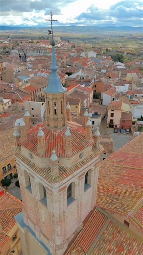 La ⛪ Iglesia de San Juán Bautista en Cintruénigo, Navarra, es un destacado ejemplo de arquitectura románica. Construida en el siglo XVI, presenta una nave única y una torre campanario. Su fachada principal cuenta con un portal adornado con esculturas y motivos ornamentales característicos de este estilo arquitectónico ✨ En el interior, se pueden apreciar elementos románicos como arcos de medio punto y capiteles esculpidos. La iglesia ha experimentado modificaciones a lo largo de los siglos, inco