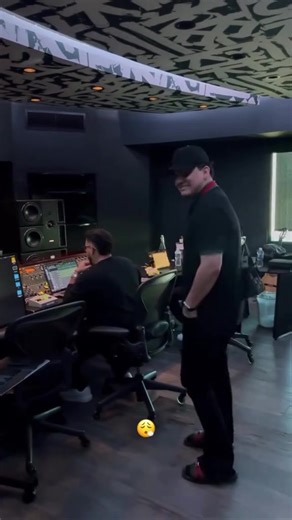 3.4K views · 43 reactions | Netflix N Chill Oscar Maydon & Omar Camacho & Luis Carrillo Se Monta Oscar | Tumbados Musicx | Facebook