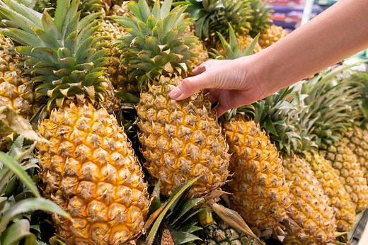 How To Pick The Best Pineapple At The Store, According To Experts