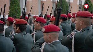 Heer g'schaut (9) Garde - An dem einem Tag repräsentiert die Garde Österreich in der Paradeuniform, an anderen Tagen sind die Garde-Soldaten im Kampfanzug im Einsatz. So abwechslungsreich kann Dienst sein. #Bundesheer #HeerGschaut | Bundesheer