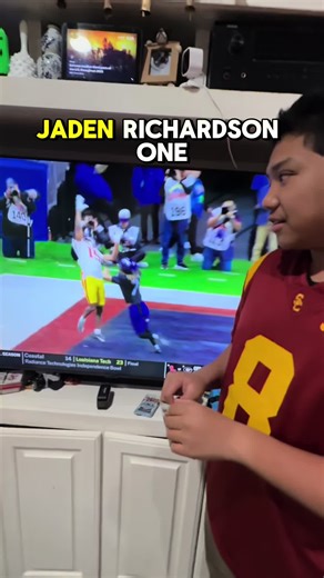 🚨 ONE-HANDED. USC TD. PACK RIP CHAOS. 🚨 This is why we watch the games AND rip the packs 👀🔥 🏈 USC Trojans football goes up 21–14 after a mind-blowing, one-handed catch by Jaden Richardson 🤯 Momentum secured. Vibes immaculate. So what do the boys do next? 📦 Bowman U pack rip — because touchdowns deserve cardboard celebrations. Pack results: • Johnnie Daniels • Eli Stowers • Sedric Alexander 💥 HIT OF THE PACK: Refractor 1st Bowman Braylen Russell ✨ College football Bowman U hits = undefeat
