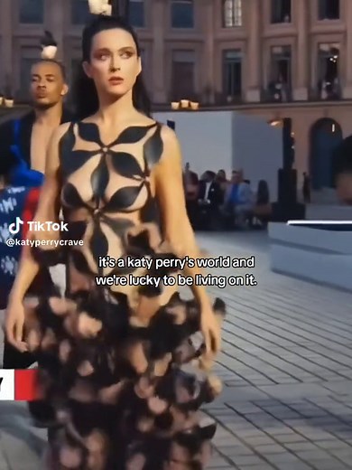 Katy Perry Takes Paris Runway by Storm | Vogue and Woman's World