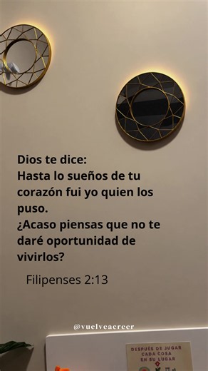 A veces Dios pone un sueño en tu corazón mucho antes de mostrarte el camino para alcanzarlo. 🙏🤍 Y mientras esperas, pueden aparecer dudas: “¿Será para mí?”, “¿Algún día sucederá?”, “¿Por qué está tardando tanto?” Pero que todavía no haya sucedido no significa que debas dejar de creer. Hay procesos que necesitan tiempo, puertas que aún deben abrirse y versiones de ti que todavía están creciendo. ✨ Por lo tanto, sigue orando, preparándote y dando pequeños pasos con fe. Entrégale tus sueños a Dio