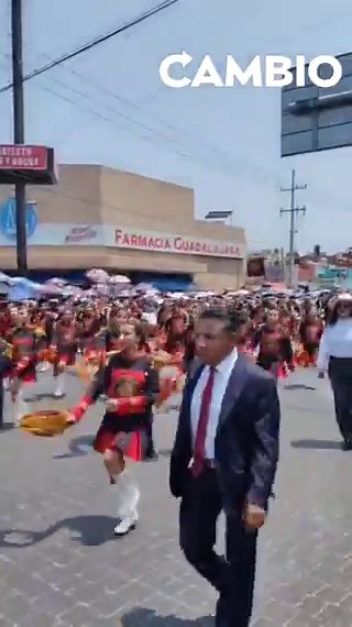 🔴#TeCuento l El Centro Escolar 5 de Mayo dio inicio al continente gente de escuelas que participan en el desfile conmemorativo de la Batalla entre el Ejército de Oriente y soldados francés, que ocurrió 1862, el colegio atrajó la atención de las asistentes con una banda musical vestida de mariachi que tocaba temas de la Sonora Santanera#diariocambio #Puebla