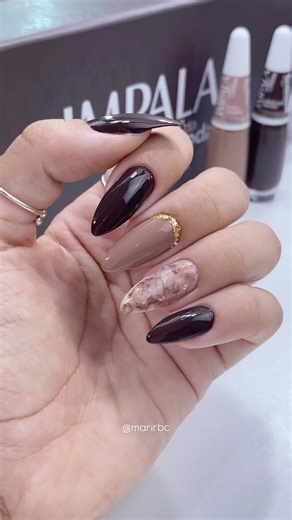 Mari Nails | Unhas e Beleza on Instagram: "Esmaltação com as novas cores da Coleção A cor da sua Moda, essas cores estão a cara do outono 🍂 Produtos utilizados: Base revita, Linho, Sofisticado, Top Pop, Cigana, Secante líquido, Verniz extra brilho, Solução concentrada revitalizante e Spray secante. 🤎 ________________ #unhas #nails #impala #acordasuamoda #acdsm6 #esmaltes #impalaesmaltes #outono #bohochic"