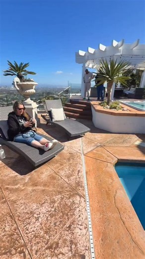 Hey Worm Queen?! Part 3 🪱👸🏼 I get asked what to eat during the ParaFy Parasite cleanse all the time! A great rule of thumb is no sugar, no processed foods, no dairy, no alcohol and little to no simple carbs. 👍🏼 The whole point is to not eat the foods that parasites, worms & candida eat so that you can starve them off while you take the herbs to cleanse them out! 🌿 Remember the most important thing is to do your best with the diet and to consistently get the ParaFy tinctures into your body.