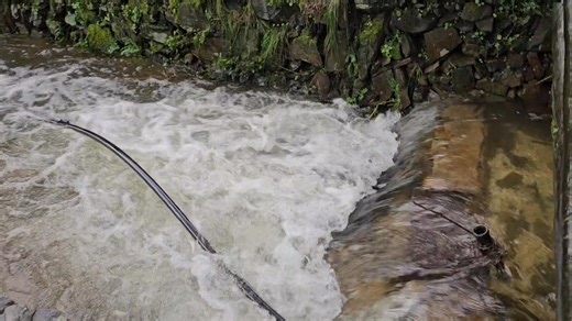 Este inverno continua a não dar tréguas... Agora tem sido a chuva incessante que teima em continuar a cair. E, segundo as previsões, ainda vai manter-se até sexta-feira. Assim estava hoje a Praia Fuvial do Vergancinho - Cardigos. Muitas árvores de grande porte foram arrancadas no espaço envolvente à praia, na passagem da depressão Kristin. Esperemos que a chuva não faça mais estragos. | Junta De Freguesia De Cardigos