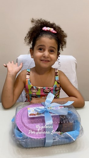 Por Juliana Lima on Instagram: "Maria veio mostrar pra vocês o nosso kit mini confeiteiro🍩 Opção que teremos disponível para o dia das crianças, a diversão será garantida e a criançada vai amar 🍭🥰 Encomendas pelo nosso WhatsApp ( link na bio do Instagram @j.pdoces ) Valor do kit 50,00 #cakedecorating #doces #bolodechocolate #diadascrianças #confeitaria"