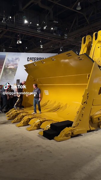 CAT 995 Bucket: Heavy Equipment in Action