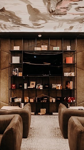 Unsere Smoker-Lounge - Church.Hill - erfreut alle Liebhaber edlen Rauchvergnügens! Für alle Zigarren-Fans haben wir einen Raum eingerichtet, bei dem sie ausgewählte Zigarren und andere Tabak-Spezialitäten genießen können. Ein Schluck passender Whiskey rundet den Flair ab! Fragt einfach bei unserem Service-Team nach. Sie beraten Euch gerne! Unser Team steht für Euch ab 16:00 Uhr zur Verfügung! #dasedelweiss #salzburgmountainresort #edelnice #salzburgerland #grossarltal #visitaustria #smoker #ciga