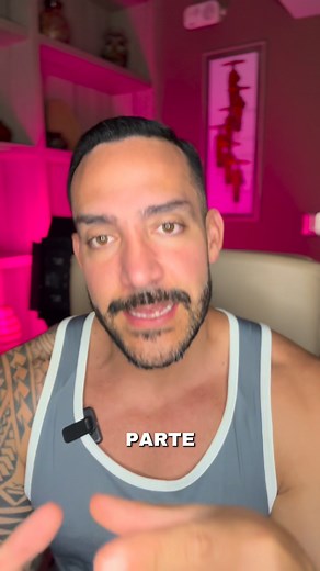 🚨 “Desayuno para ganar masa muscular en piernas y glúteos” Suena bonito, ¿verdad? Pero lamento decirte que ninguna comida por sí sola te va a hacer crecer las piernas ni los glúteos. El video muestra una receta sabrosa, nutritiva y perfectamente válida, pero el mensaje es engañoso. Una sola comida no define tu cuerpo, porque una comida no completa tus requerimientos diarios. Ganar masa muscular —en cualquier zona— depende de todo tu sistema: ✅ Un entrenamiento estructurado con sobrecarga progre