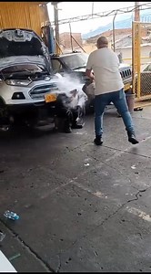 1.3M views · 9K reactions | Ciudadano español vi0lento con el personal de un taller de carros, tirándole agua y amen4z4nd0, personas se quejan de su actitud con el ciudadano pereirano. ¿Qué opinan ? | Actualidad Risaralda | Facebook