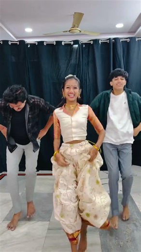 Energetic Folk Dance: Gunna Gunna Voye Kummarolla Chinnadi!