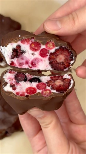 Berry Frozen Yoghurt Bites🫐🍓 Full recipe in caption! #frozenyoghurtbites