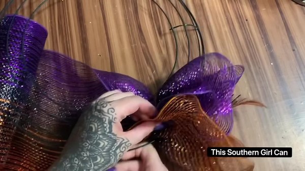 49K views · 530 reactions | Easy Halloween wreath. Tutorial: https://youtu.be/5OgjGiWveMo | This Southern Girl Can | Facebook