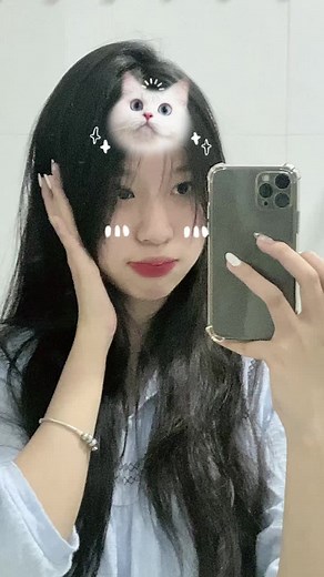 Reflective Mirror Pose Tutorial for Confident Selfies