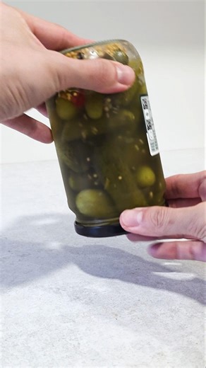 Jar won’t open? Flip it upside down #lifehacks #kitchenhacks #jarhack
