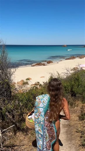 Chlo ꩜ on Instagram: "wanderin🐬🐬🐬 @islalabel_"