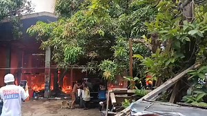 Ta continua rasa el fuego na cuantos structura na Reyes Compound, Medina, Tumaga donde ya man umit ya asta maga vehiculo na quema. #BrigadaNewsFMZamboanga #InTheHeartOfChangingLives | Brigada News FM Zamboanga Duro
