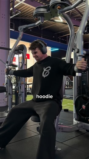 Maurice on Instagram: "In een recente video zei ik dat je bij warming-up veel tijd kan besparen, dit past er goed bij Die warming up snel achter elkaar doen in combinatie met wat dynamisch stretchen en evt een korte warming up is top Natuurlijk is trainen met zware kleding geen must en zeker als je op begeven moment al ff bezig bent dan ben je zeker warm genoeg, ook zonder hoodie Beginnen met een hoodie aan kan prima, en als anekdotes jullie iets boeit: ik draag vaak hoodies en ben super super s