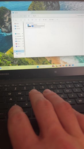 Toshiba Windows laptop tablet running Windows 11 24H2 final demo