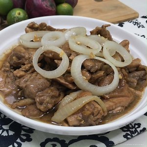 How to make a delicious Chicken ala Bistek. So easy to make and budget friendly. YouTube version - https://youtu.be/vEqo3Iuo_To Full recipe here - https://www.casabaluartefilipinorecipes.com/2020/03/chicken-bistek.html Ingredients 1 lb boneless chicken thighs (legs or breast) 1/2 tsp ground pepper 1 tbsp brown sugar (optional but it sure does taste good) 6 pieces calamansi juice 1/4 cup soy sauce 3 tbsp cooking oil 1 medium white onion, sliced into rings 5 cloves garlic, minced 1/4 cup water sal
