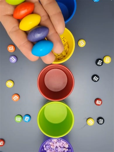 Candy Crushing Delight: Colors and Sounds in ASMR