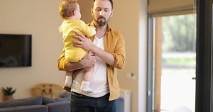 Multitasked Father Nursing His Baby Son: vídeo stock (100% livre de direitos) 1073214497 | Shutterstock