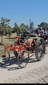 Horseless carriage? allis Chalmers? Mount Pleasant tractor show, Iowa. #tractors #allischalmers #farm #farmer #cool #tractor #carriageride | Someplace or Another