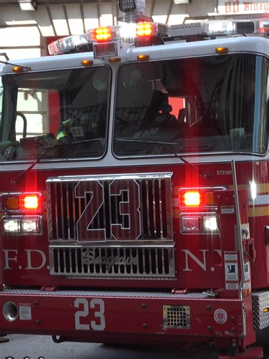 FDNY Tower Ladder 23 Responds in Manhattan