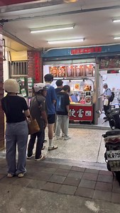 這間用餐時間來買都好多人！三重排隊買便當，排骨先炸再沾點特製滷汁，好吃😋外帶跟外送超多的，但店員速度很快～ | 小可愛阿貴