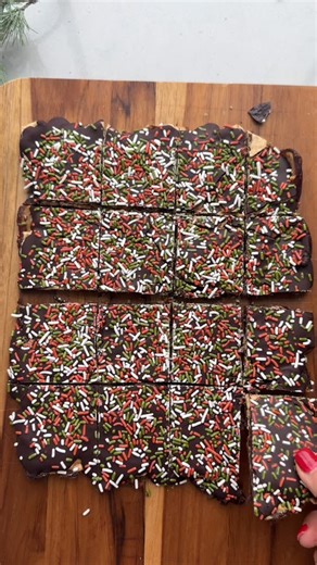 Yumna | Feel Good Foodie on Instagram: "If you loved the viral date bark, make it with a layer of @crunchmastercrackers. 🙌 I always have these in my pantry in different flavors for snacking or putting together quick treats like this one. They’re great for topping, dipping and snacking and I love that they’re gluten-free, gmo-free, artificial-color free and have the best crunch! #ad #Crunchmastercrackers #betterforyousnacking #christmascrack"