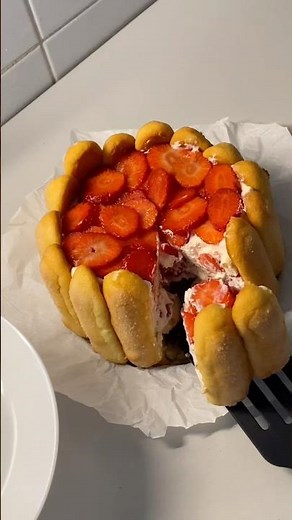 Here is the easiest way to make a no bake strawberry pie 🥰🤤🤤#food #shorts#asmrvideo#recipe