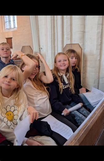 4. klasse har været i Odense Domkirke med resten af de nordfynske 4. klasses elever, hvor de lærte lidt om orgelet og kirkeåret. De mødte også de nordfynske præster. Der blev sunget salmer og kirkekorene fra Otterup, Østrup og Bogense optrådte med kirkesang 🎶💗 | Otterup Realskole