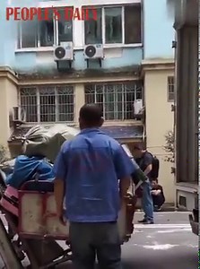 Workers of Hunan University in Changsha, central China's #Hunan Province, used aerial ladders to help students move luggage. | People's Daily, China