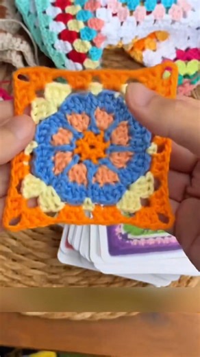 Ανακαλύψτε το απόλυτο παιχνίδι καρτών για πλέξιμο! 🎴🧶 🌟 Σας αρέσει το πλέξιμο, αλλά δεν έχετε έμπνευση; Με τις κάρτες Granny Square Cards, η πλήξη είναι πλέον παρελθόν: ✅ 50 μοναδικά σχέδια: Δημιουργικά, κομψά και μοντέρνα μοτίβα για όλα τα επίπεδα δεξιοτήτων. ✅ Προσθέστε τα πλεκτά σας μοτίβα σε ρούχα ή αξεσουάρ για μια κομψή πινελιά. ✅ Φορητό και εύκολο στη χρήση, έμπνευση στα χέρια σας: πλέξτε με βελονάκι οποιαδήποτε στιγμή, οπουδήποτε. ✅ Το τέλειο δώρο: κάτι για όλους, από αρχάριους έως λά