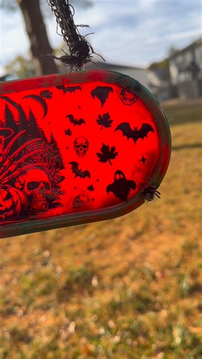 This handmade Freddy Krueger wall piece is officially up and it is INSANE in the dark! 😱💀 Crafted with blood-red & forest-green horror vibes… and when the lights go out? The glow is NEXT LEVEL. 🌟🔥 Made using glow powders from Eye Candy Pigments Sample Box — don’t forget to use my code UNEQKREATIONS to save on your order! 💚✨ Perfect for horror lovers, Halloween decor, or that horror-themed room year-round. 🖤 One-of-a-kind. 🖤 Handmade with love… & a little fear 😈 🎃 Shop now before Freddy 